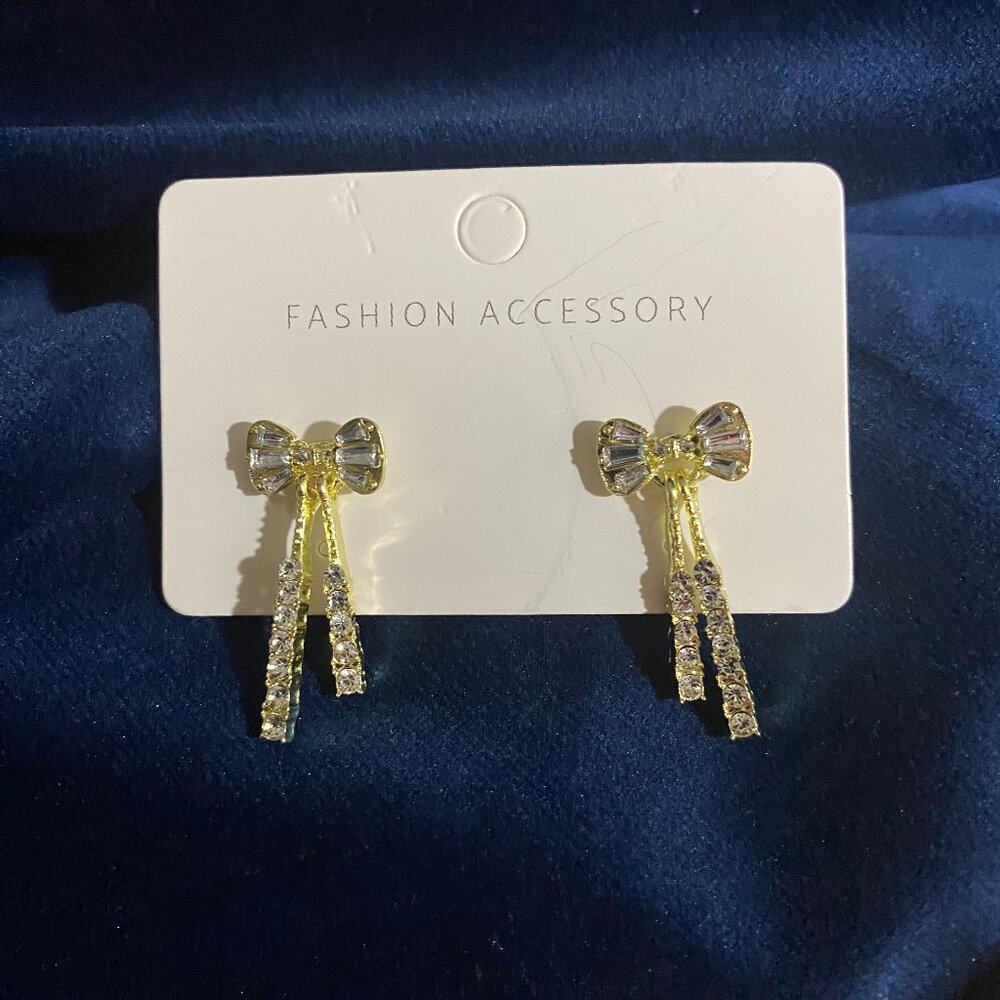 Stunning clear stone bows earrings
